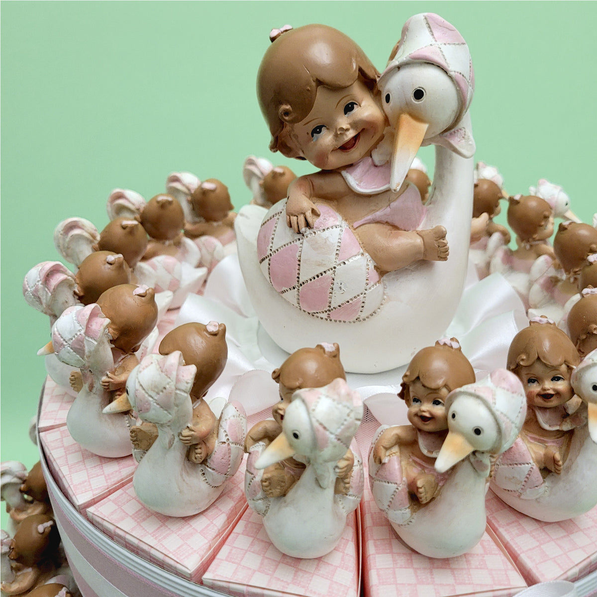 Torta bomboniere Nascita Battesimo Bimba Animali Cicogna con Fagotto  Bambina + Centrale Cicogna salvadanaio (20 fette) : : Casa e cucina