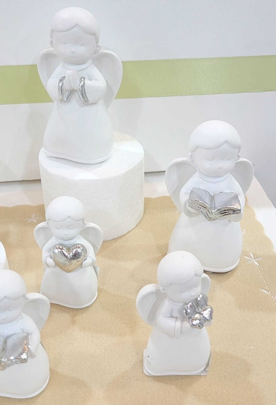 Angelo bianco con mani giunte argento