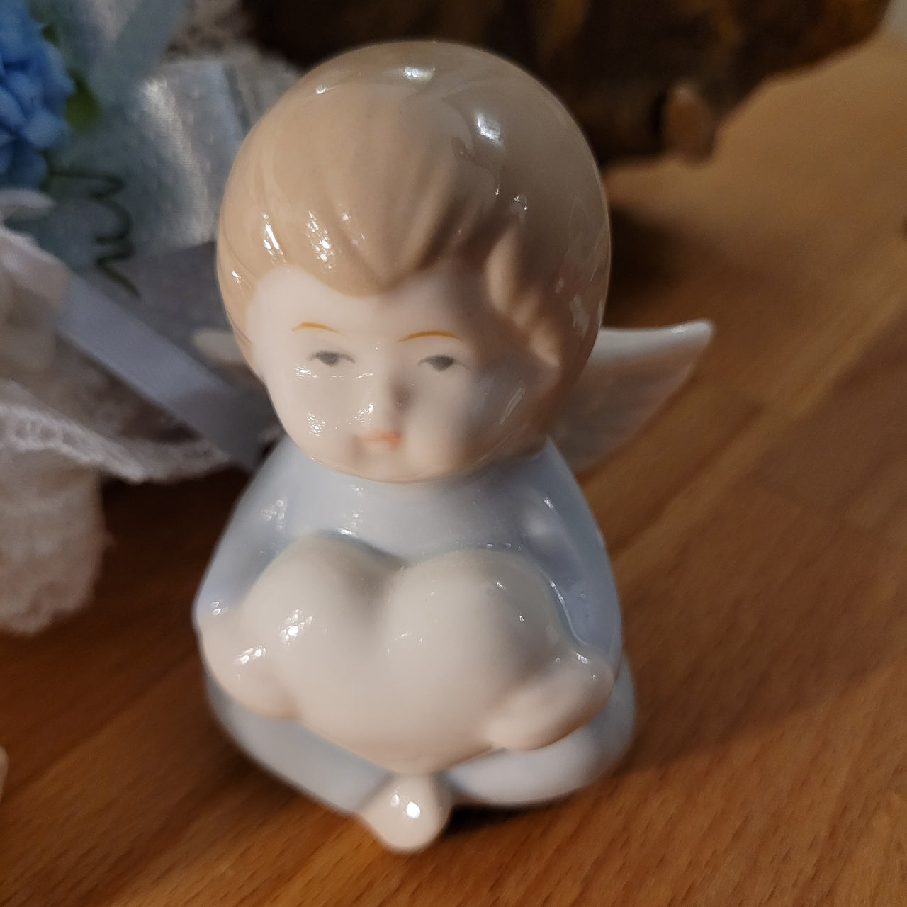 STOCK OFFERTA: Angelo azzurro in porcellana con cuore, 60 pz