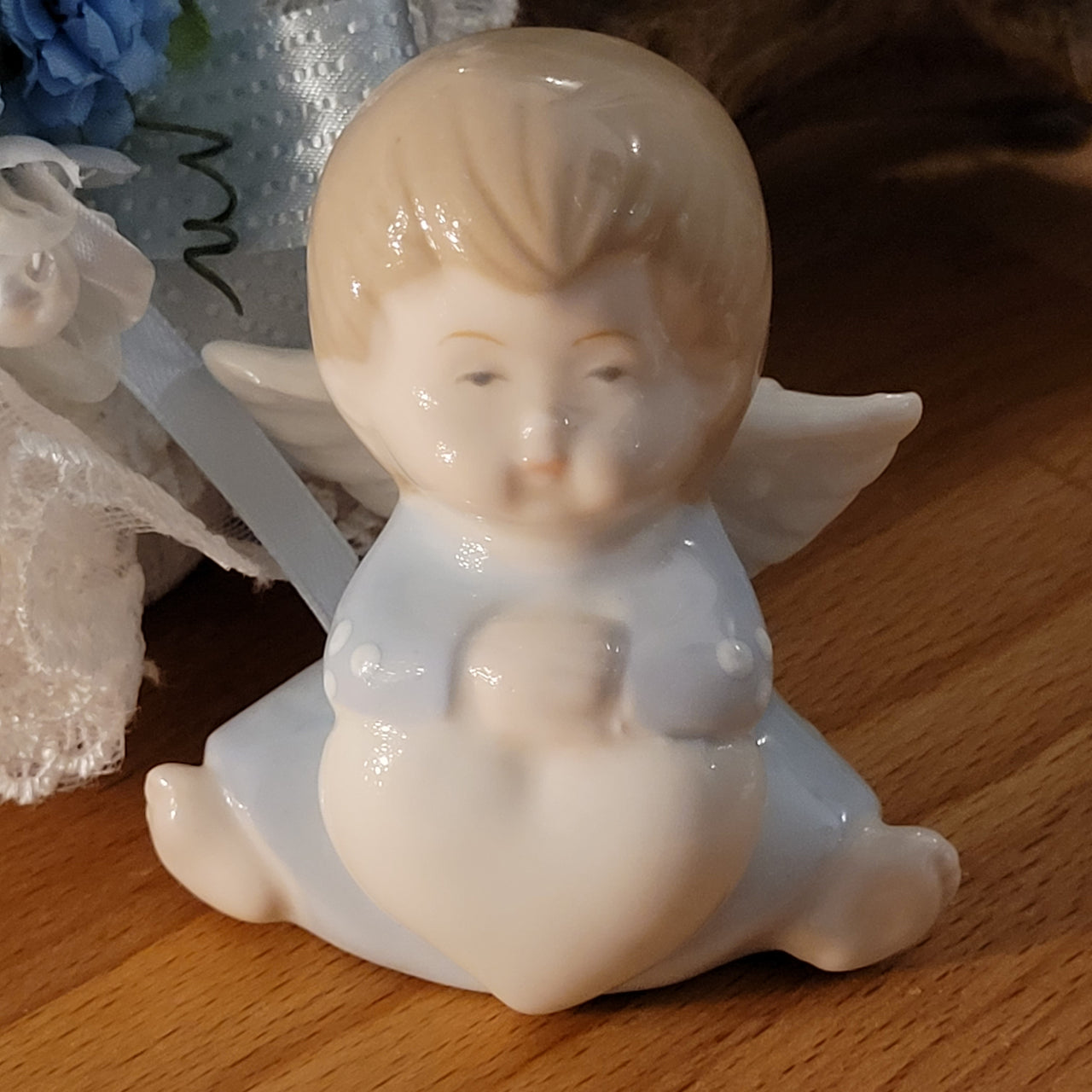 STOCK OFFERTA: Angelo azzurro in porcellana con cuore, 60 pz