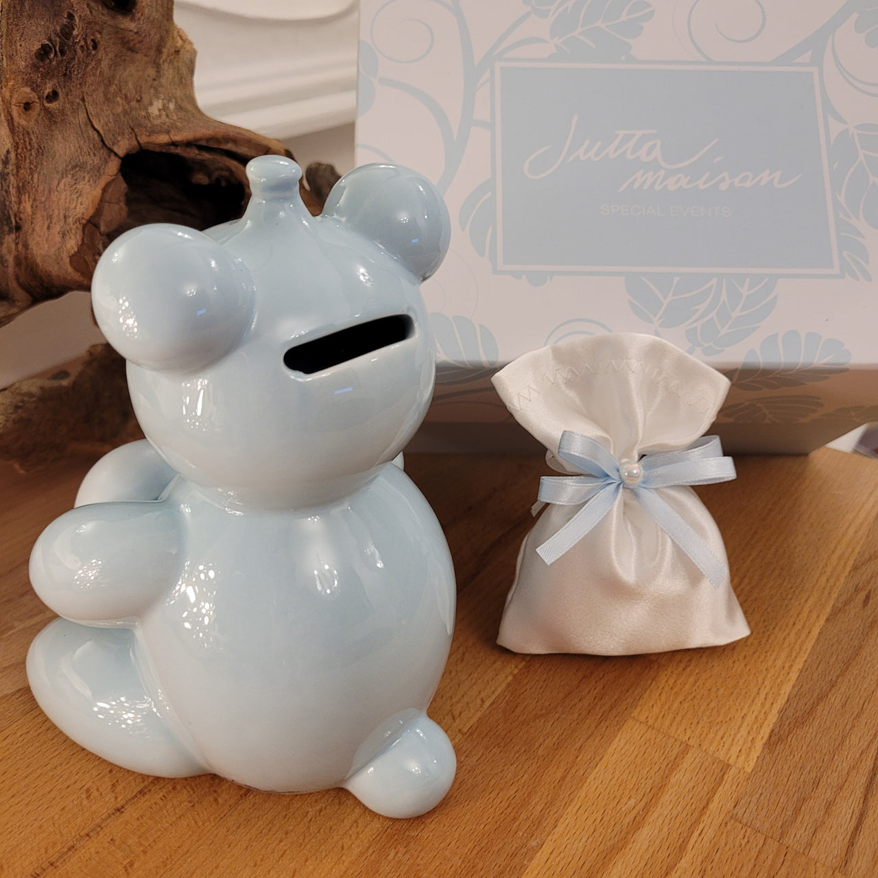 Orso salvadanaio in porcellana azzurra lucida con cuore satinato