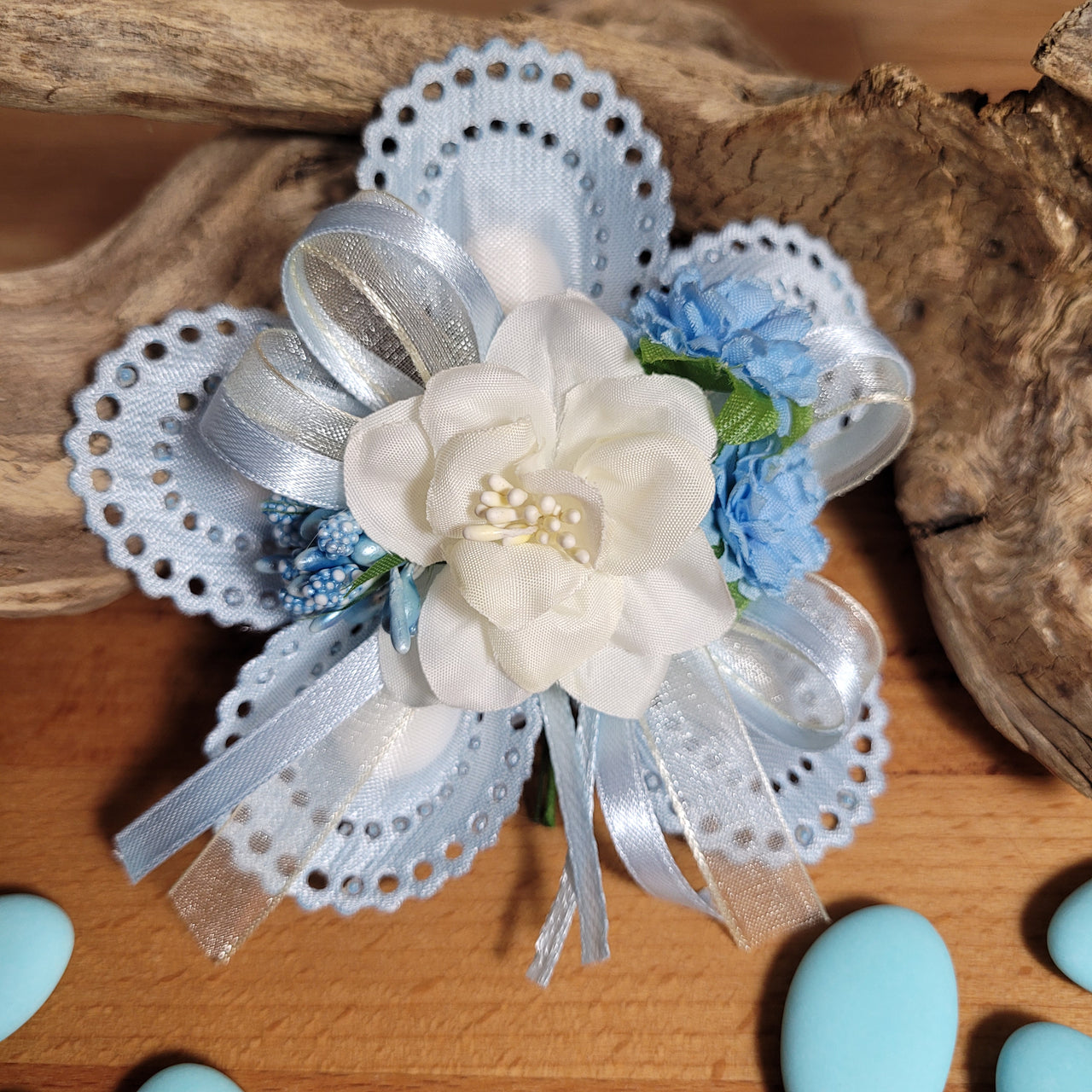 Coccarda porta confetti Margherita azzurra, bomboniera nascita e battesimo bambino