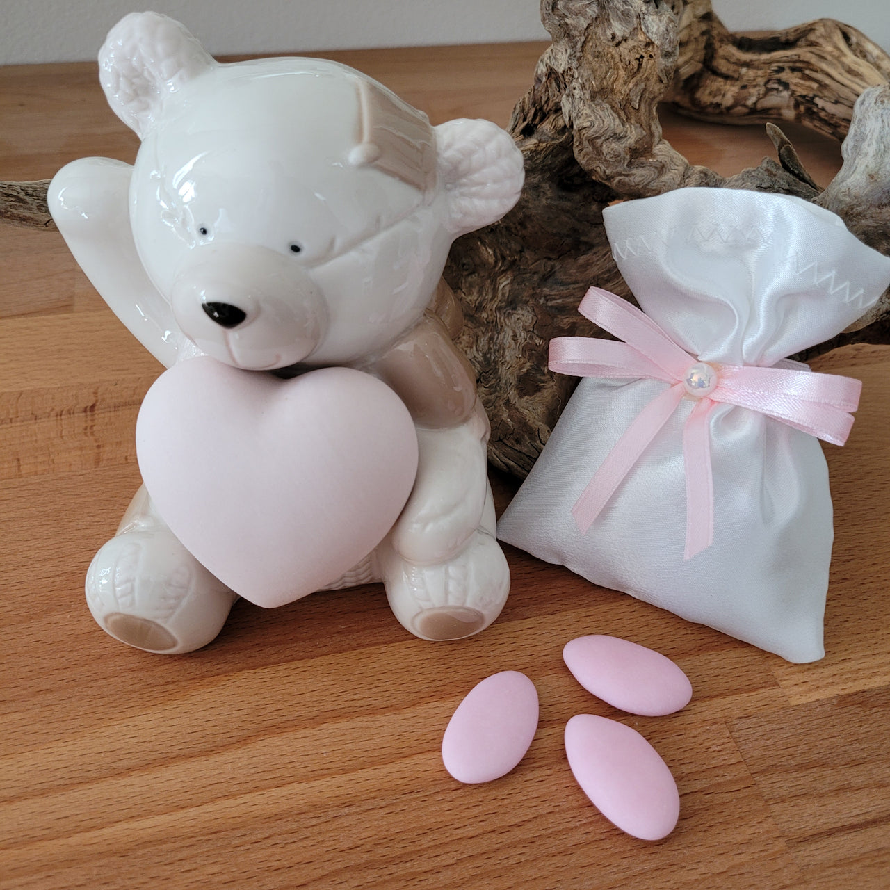 Orso salvadanaio con cuore in porcellana bianca e rosa