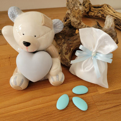 Orso salvadanaio con cuore in porcellana bianca e azzurra