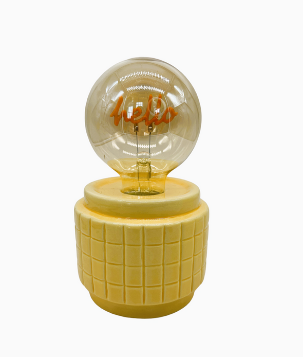 Lampada a LED in ceramica gialla con scritta HELLO