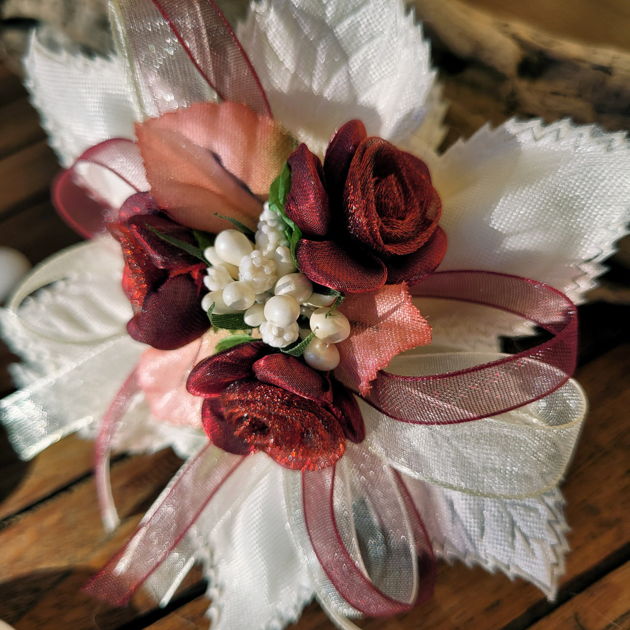 Coccarda porta confetti Micol panna con fiori bordeaux, bomboniera matrimonio