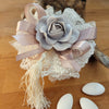 Rosa in porcellana con sacchetto confetti in pizzo, bomboniera matrimonio