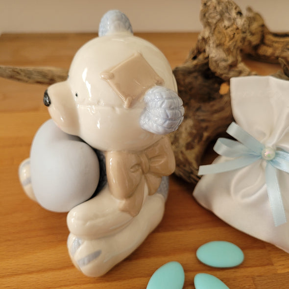 Orso salvadanaio con cuore in porcellana bianca e azzurra