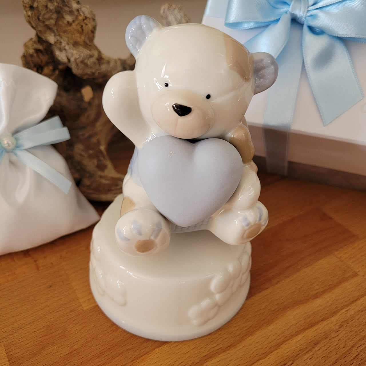 Carillon orsetto con cuore in porcellana bianca e azzurra