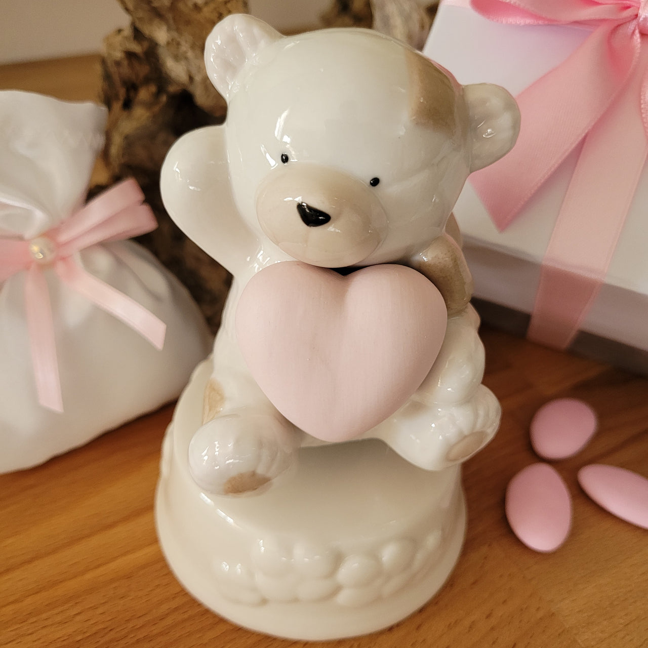 Carillon orsetto con cuore in porcellana bianca e rosa