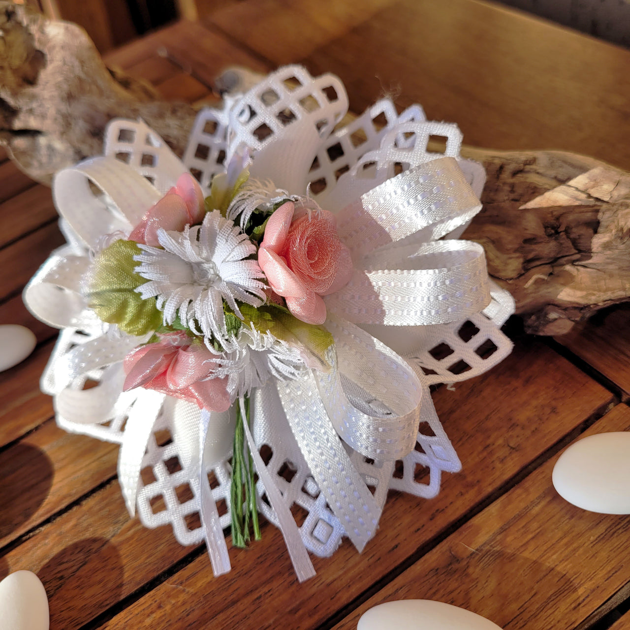 Coccarda porta confetti Camilla bianca con fiori rosa, 20 pz