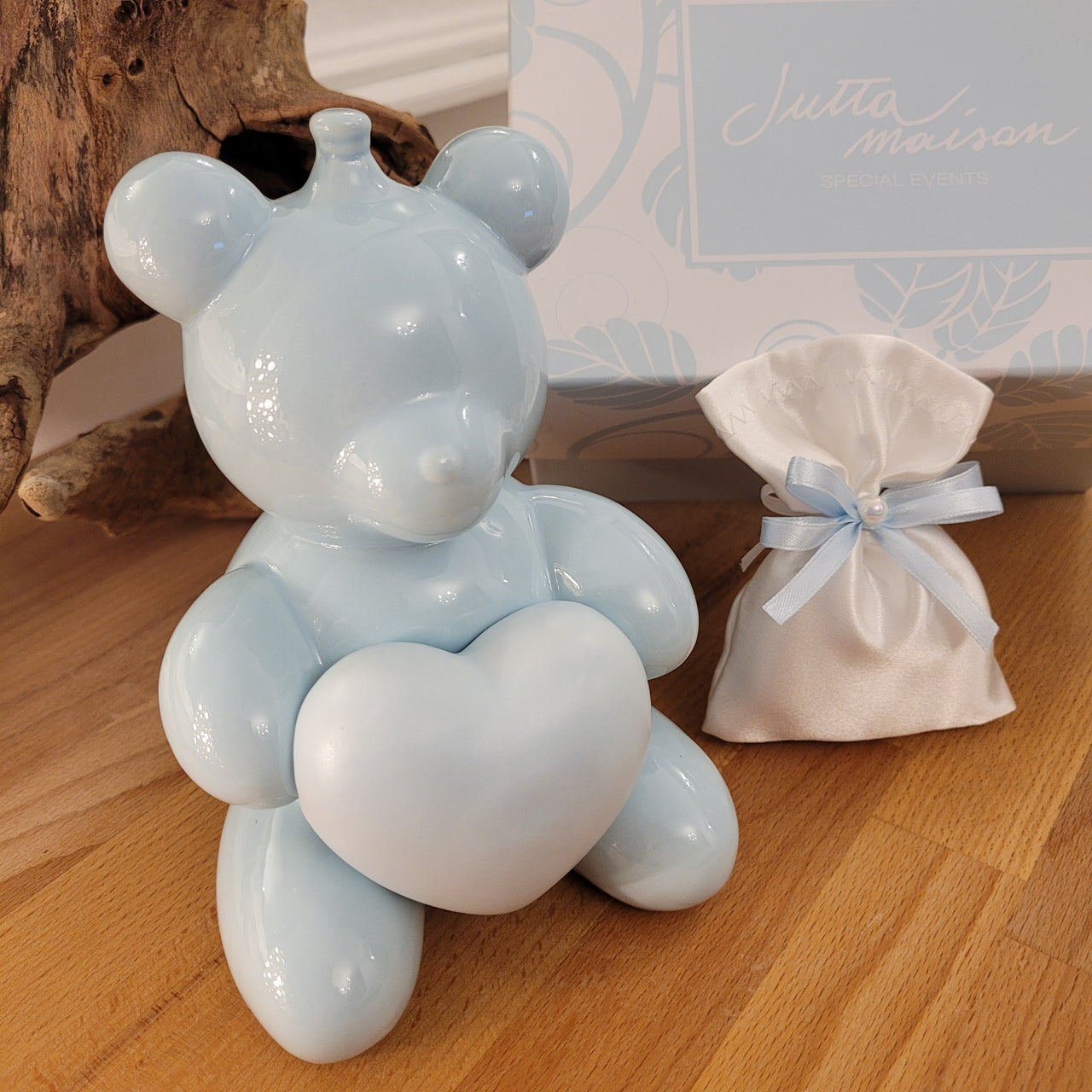 Orso salvadanaio in porcellana azzurra lucida con cuore satinato