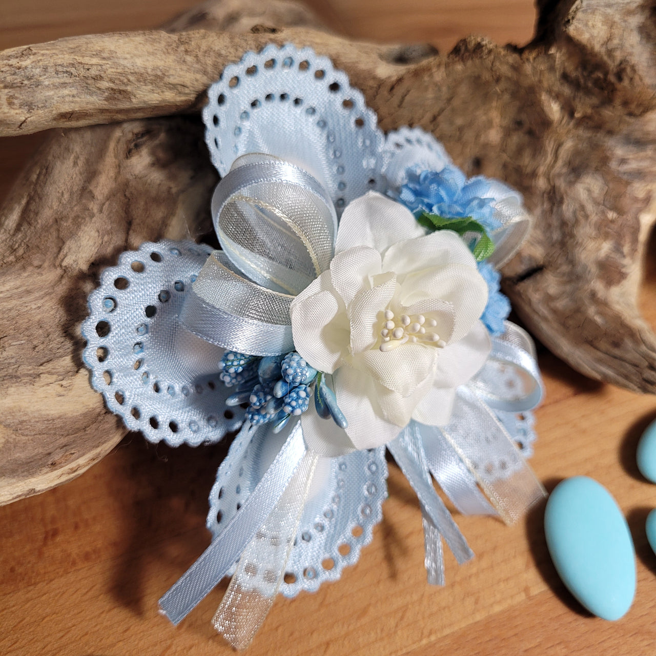 Coccarda porta confetti Margherita azzurra, bomboniera nascita e battesimo bambino