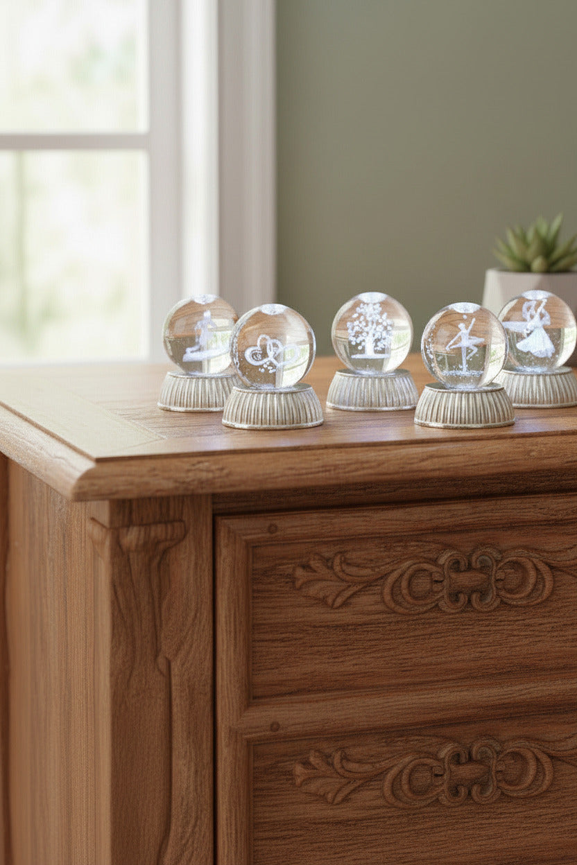 Sfera in cristallo con Albero con farfalle, base argento e LED