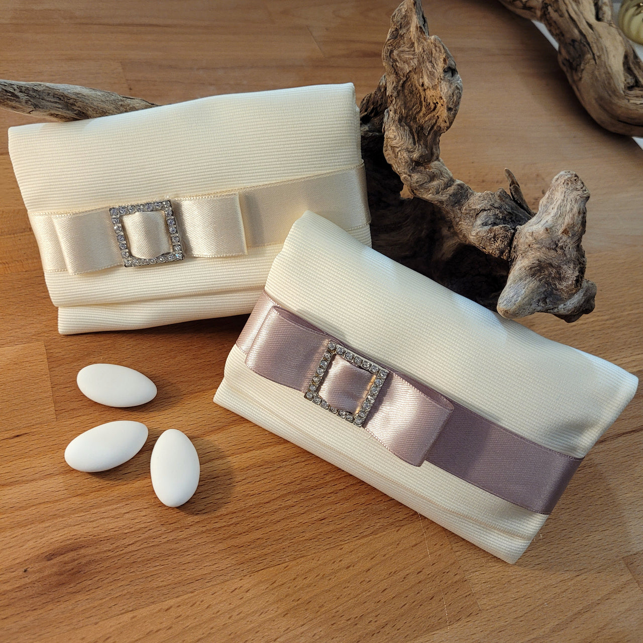 Bustina porta confetti con fibbia in strass per matrimonio