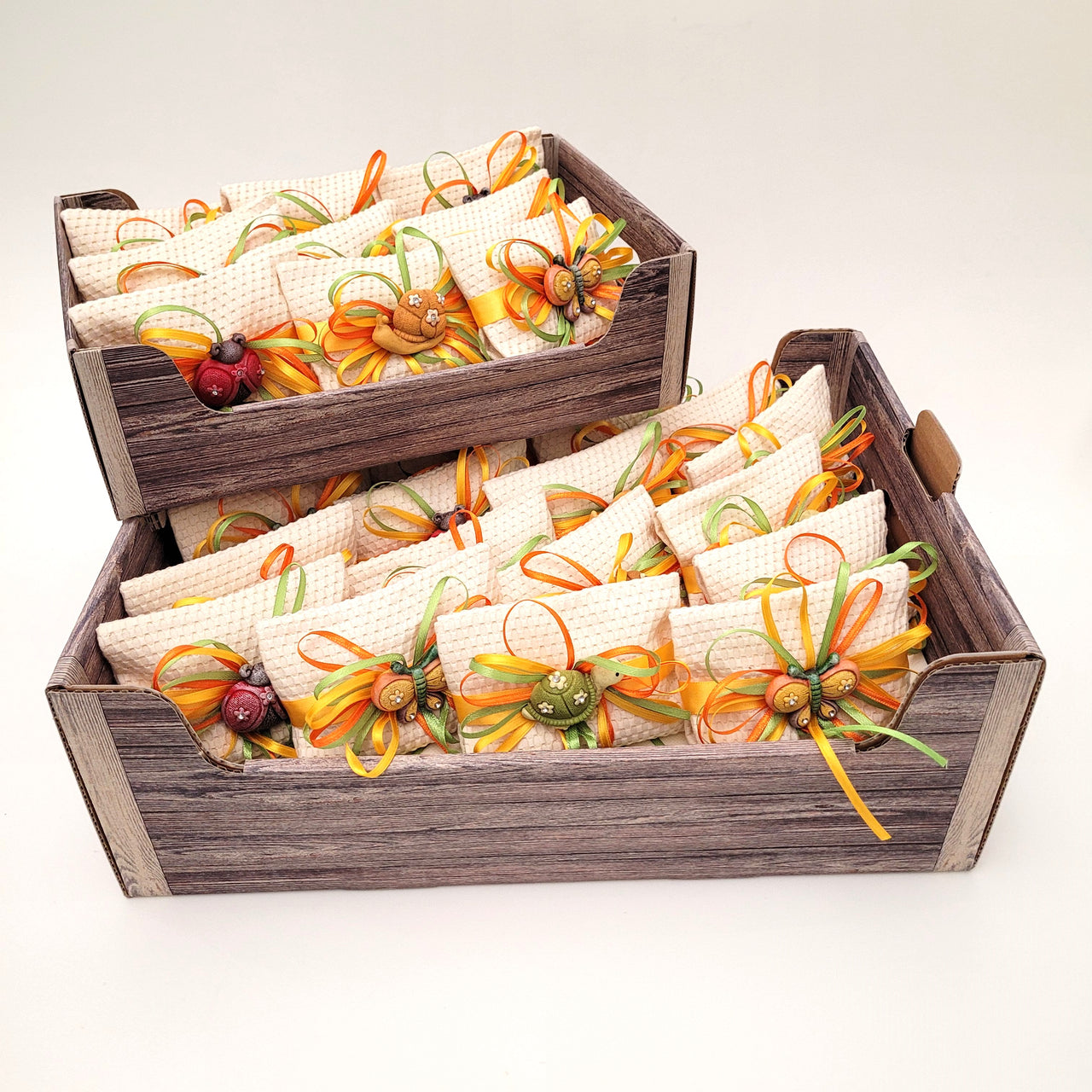 30 bomboniere Comunione e Cresima con magnete, complete di espositore