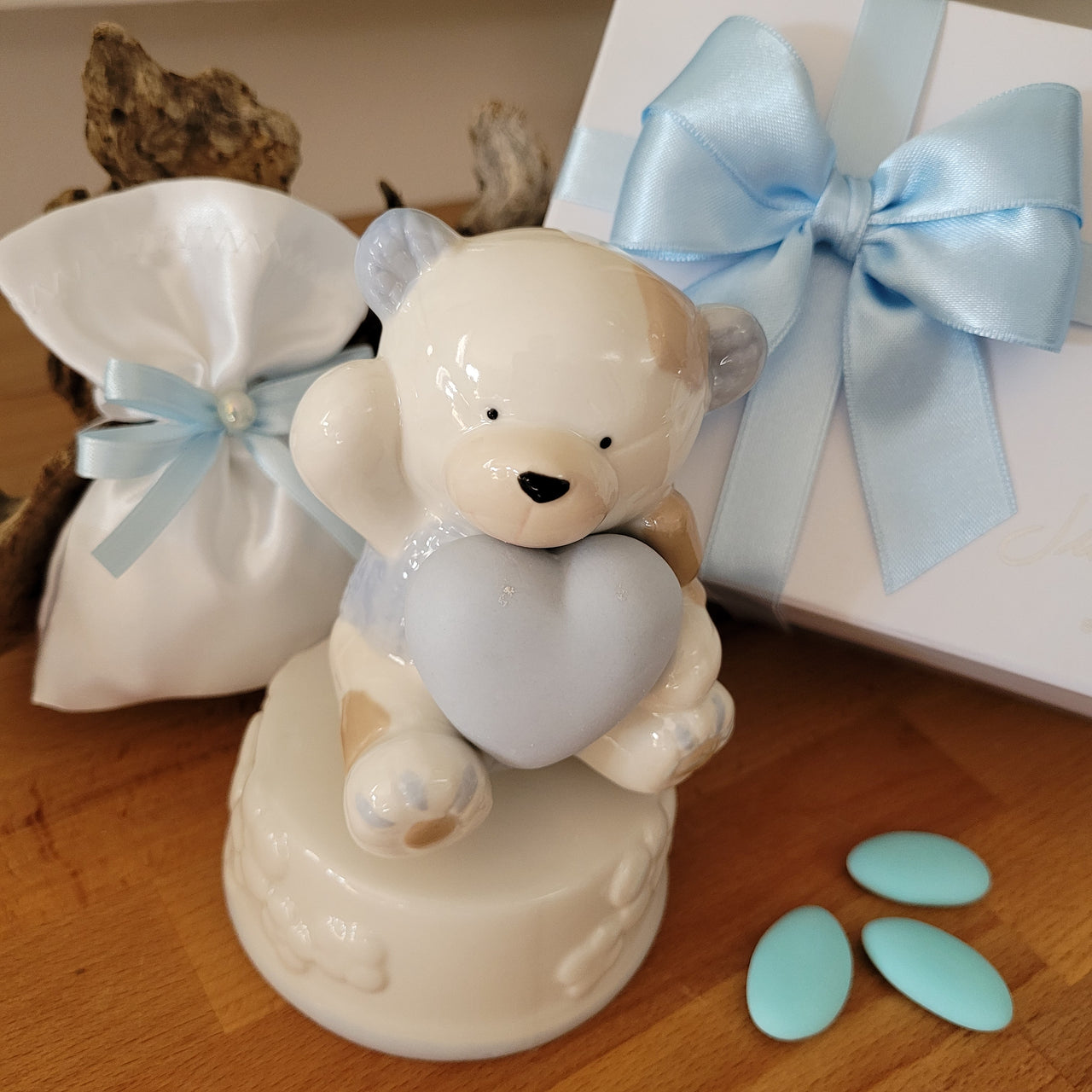 Carillon orsetto con cuore in porcellana bianca e azzurra