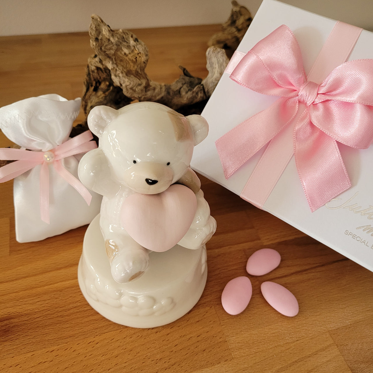Carillon orsetto con cuore in porcellana bianca e rosa