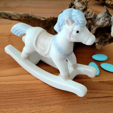 Cavallo a dondolo in porcellana bianca e azzurra