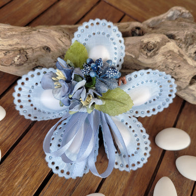 Coccarda porta confetti Margherita azzura con fiori e nastri carta zucchero