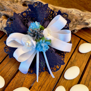 Coccarda porta confetti Gardenia blu con fiori e perle
