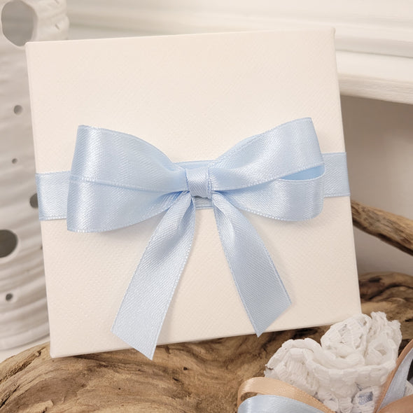 Angioletto azzurro sdraiato con cuore
