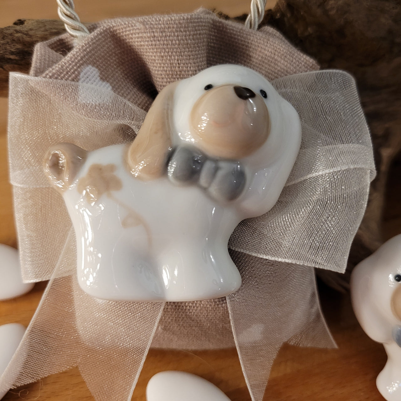 Cagnolino magnete in porcellana, bomboniera completa