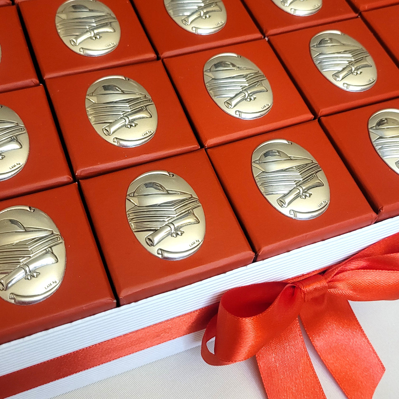 Bomboniere Laurea: scatoline porta confetti con applicazione argento