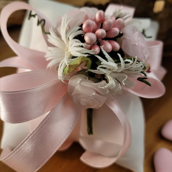 Bomboniera coppia di cuscinetti porta confetti in raso bianco decoro in rosa