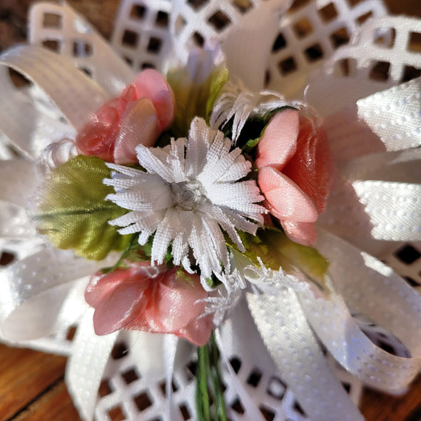 Coccarda porta confetti Camilla bianca con fiori rosa