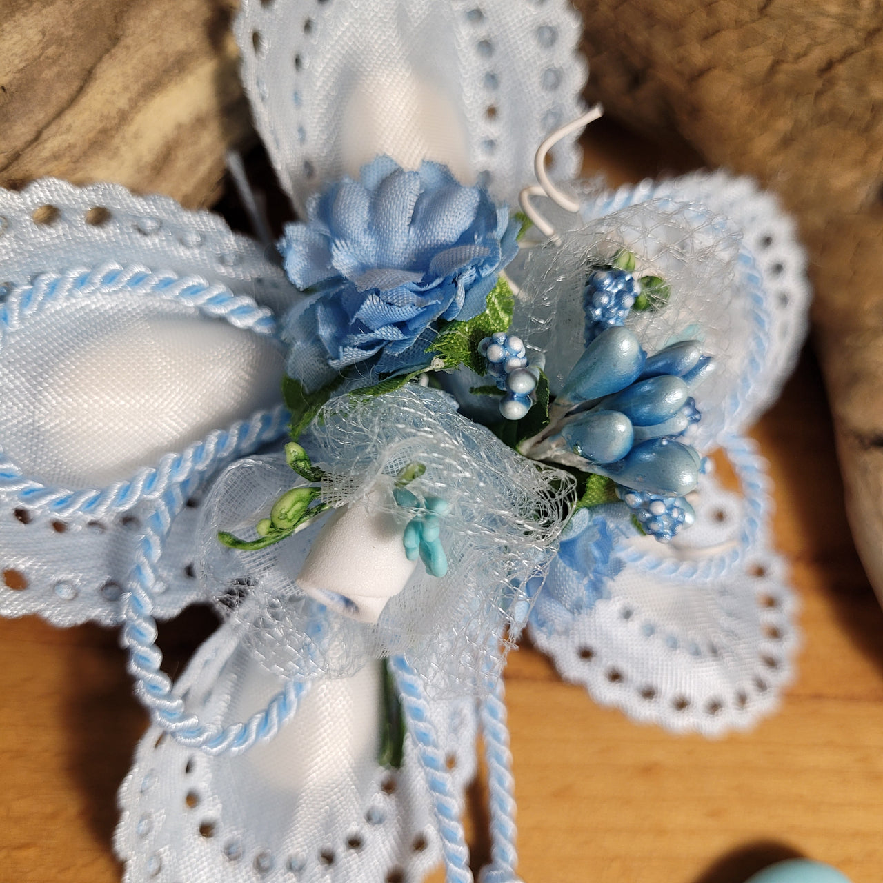 Coccarda porta confetti Margherita azzurra con mazzolino fiorito e cordoncino