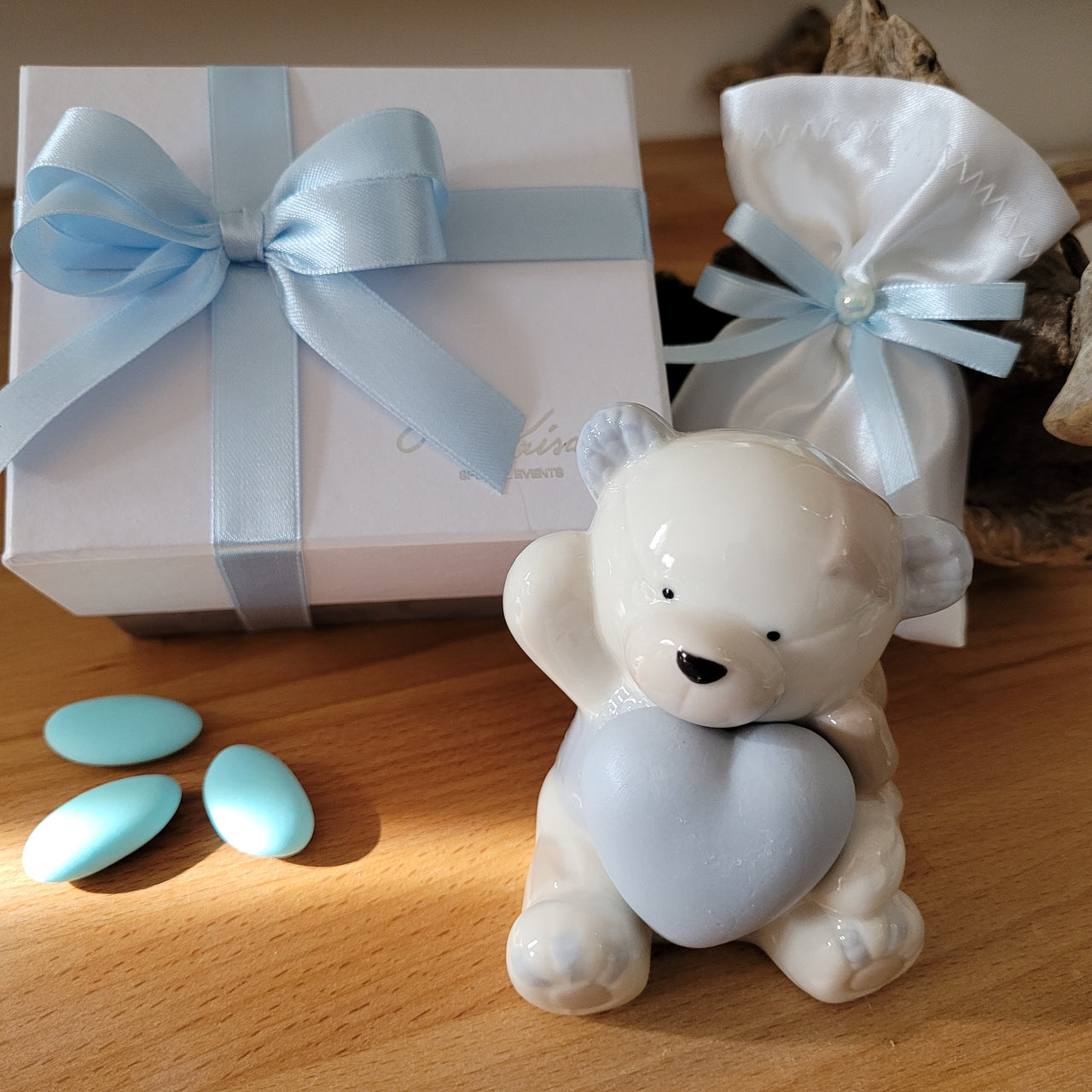 Orsetto con cuore in porcellana bianca e azzurra