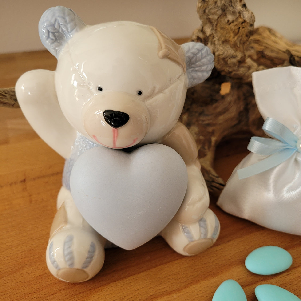 Orsetto con cuore in porcellana bianca e azzurra