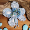 Coccarda porta confetti Margherita azzurra con mazzolino fiorito e cordoncino