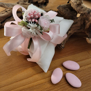 Bomboniera coppia di cuscinetti porta confetti in raso bianco decoro in rosa