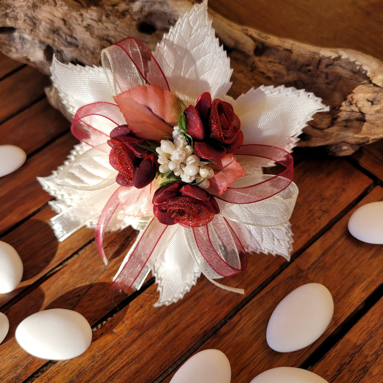 Coccarda porta confetti Micol panna con fiori bordeaux, bomboniera matrimonio