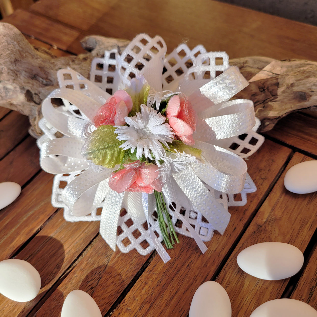 Coccarda porta confetti Camilla bianca con fiori rosa, 20 pz