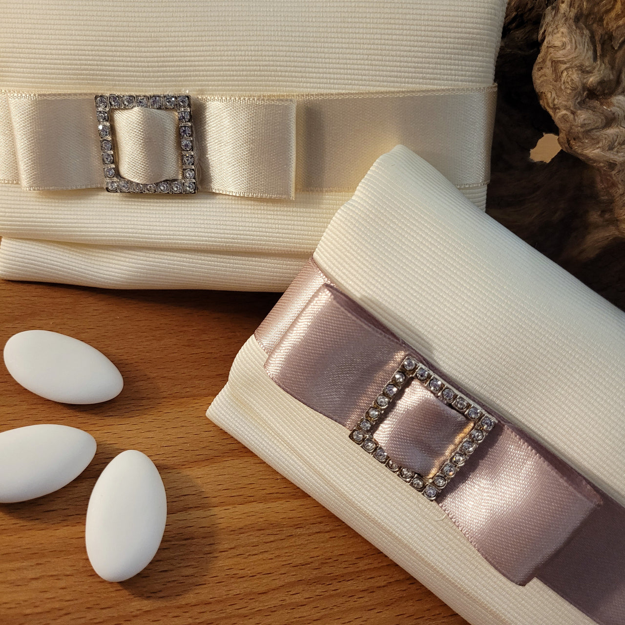 Bustina porta confetti con fibbia in strass per matrimonio