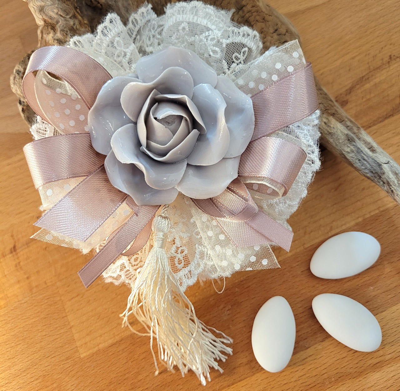 Rosa in porcellana con sacchetto confetti in pizzo, 35 pz