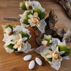 Sacchettino porta confetti in organza avorio con fiori crema, bomboniera completa
