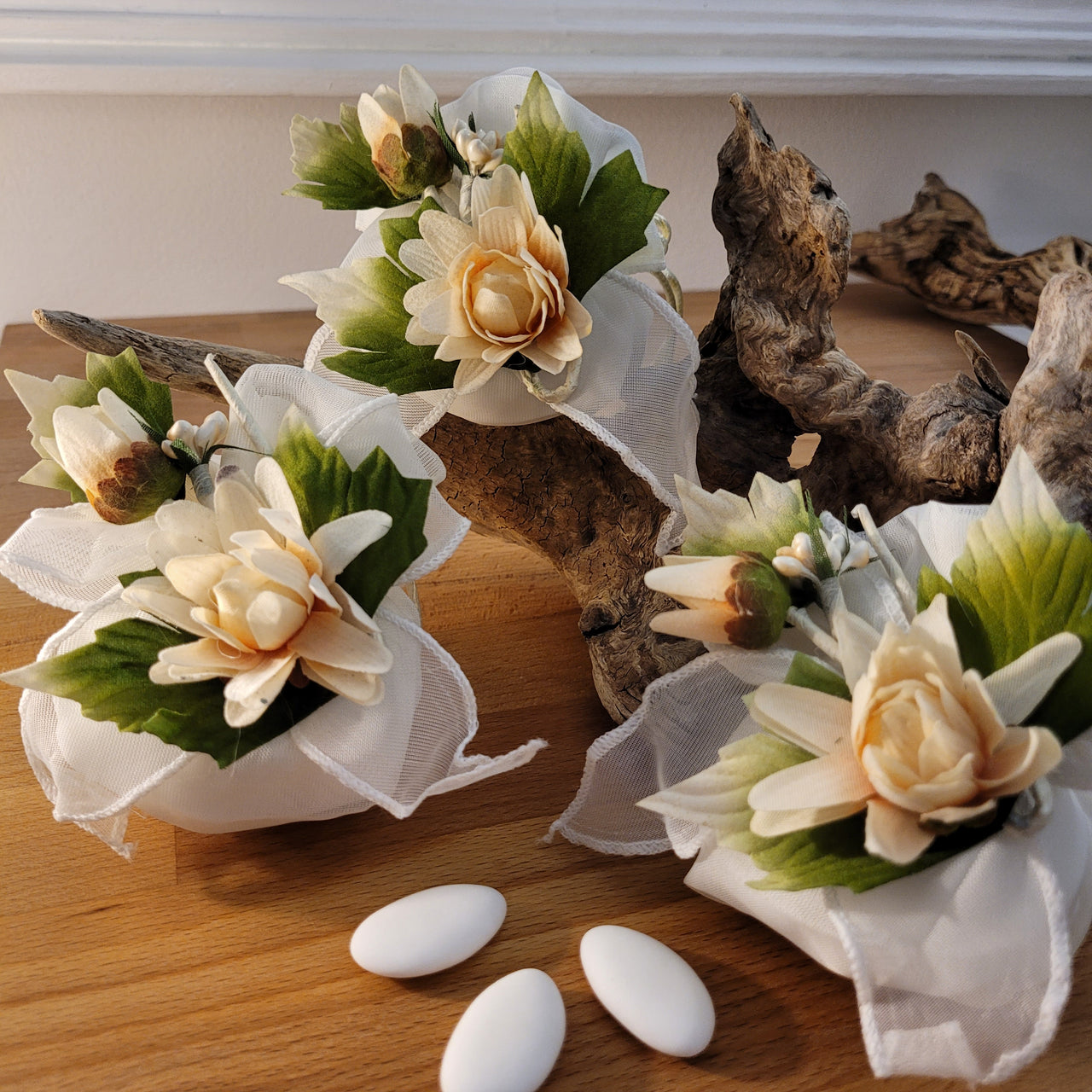 Sacchettino porta confetti in organza avorio con fiori crema, 45 pz