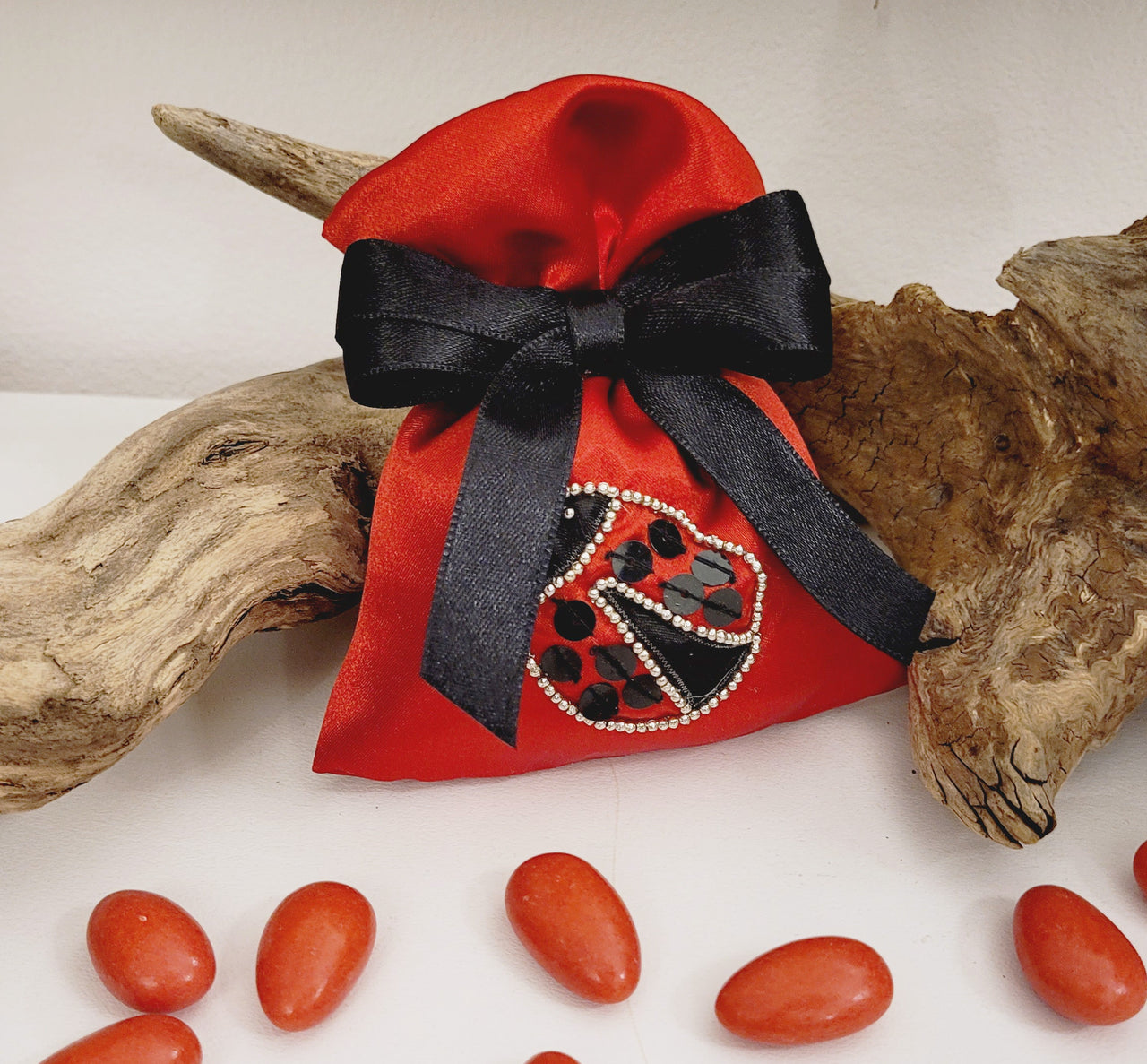 Sacchettino porta confetti in raso rosso con coccinella per Laurea, 25 pz