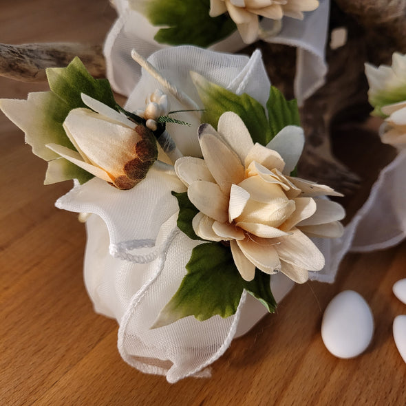 Sacchettino porta confetti in organza avorio con fiori crema, bomboniera completa