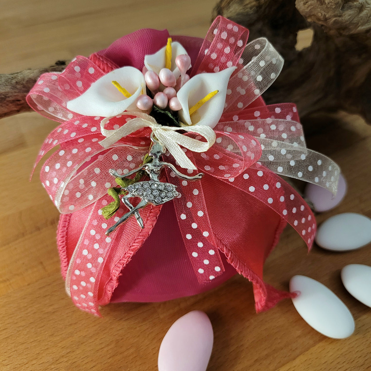 Ciondolo ballerina in strass con sacchettino fucsia, bomboniera comunione e cresima