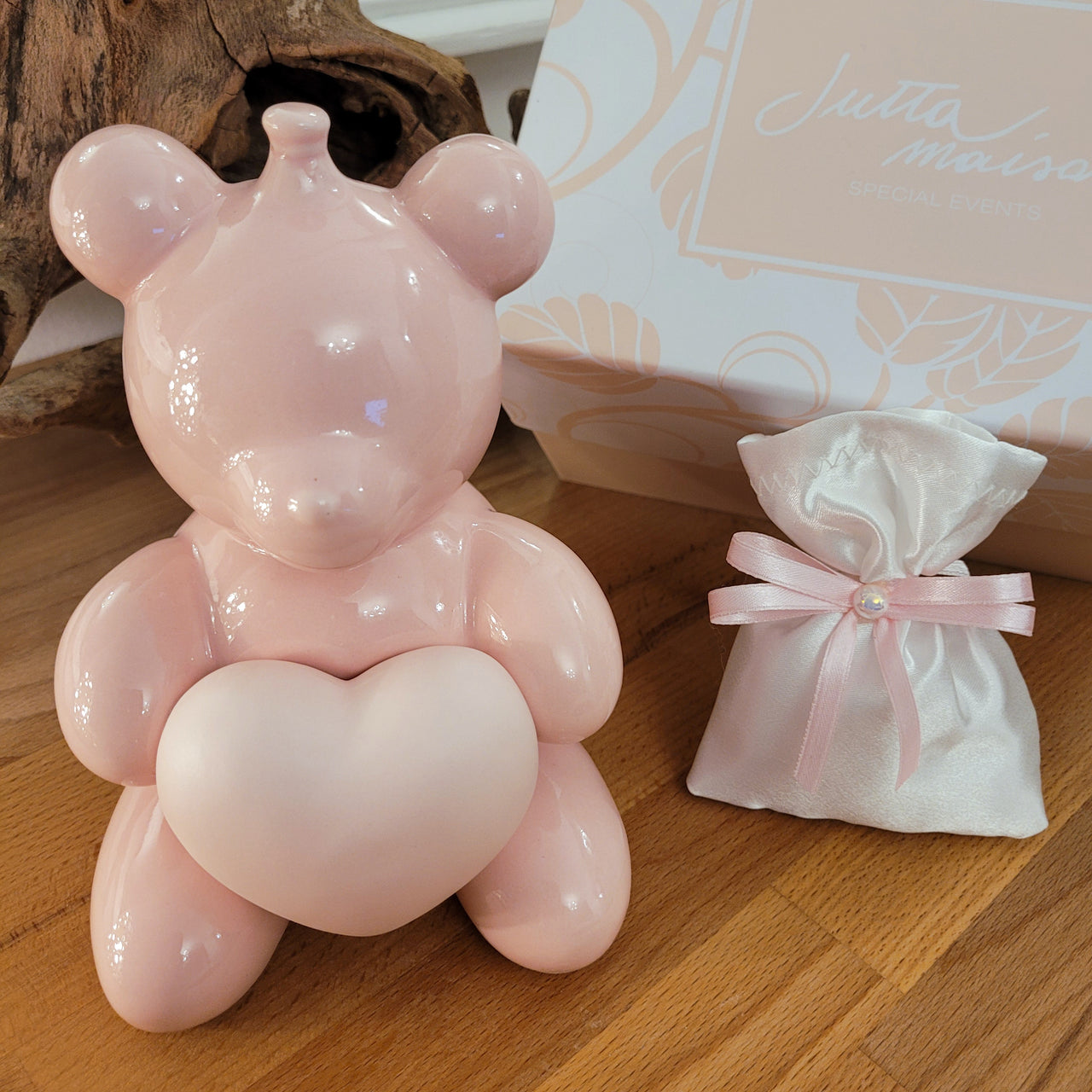 Orso salvadanaio in porcellana rosa lucida con cuore satinato