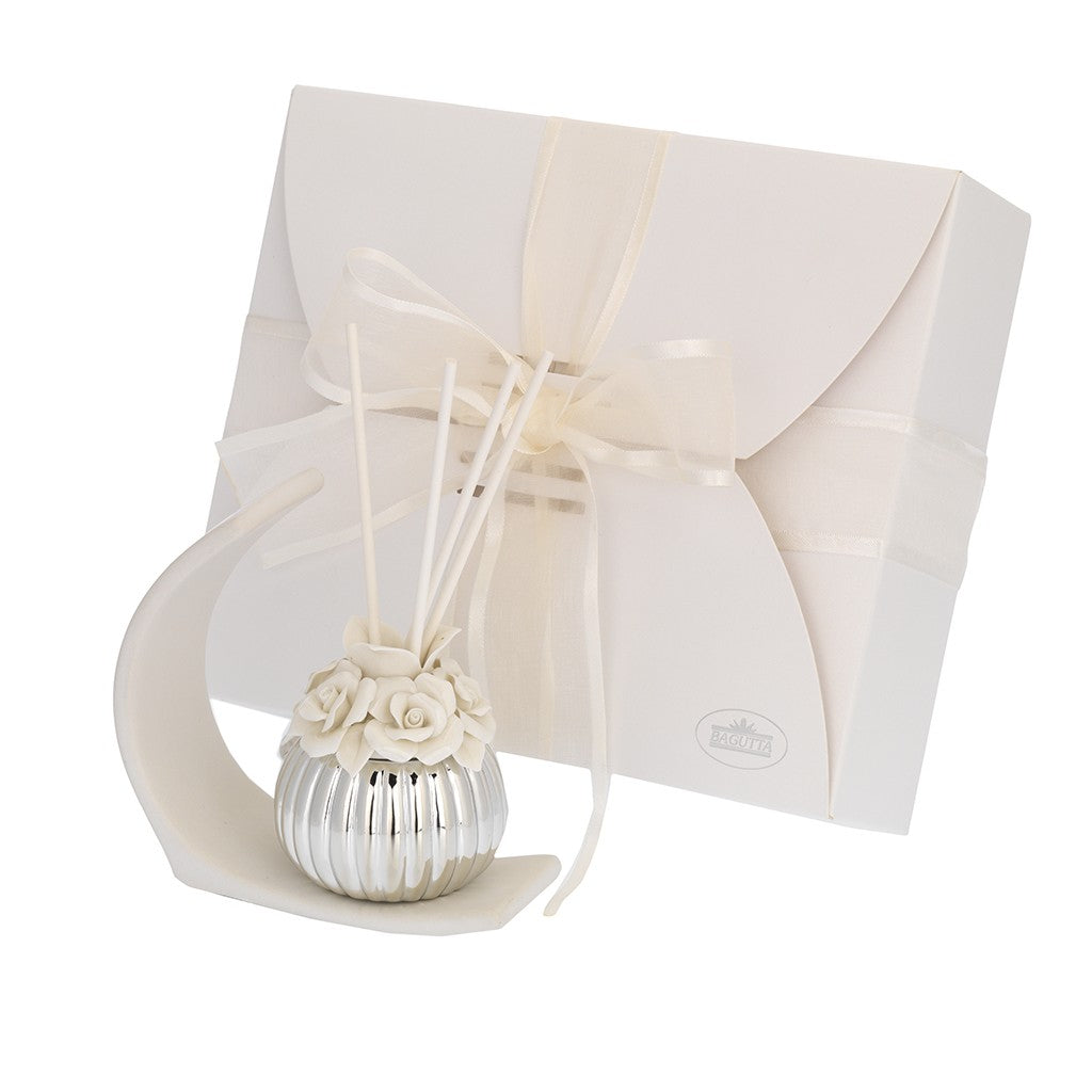 Profumatore sfera argentata con fiori in porcellana bianca e base ad arco, 4 modelli