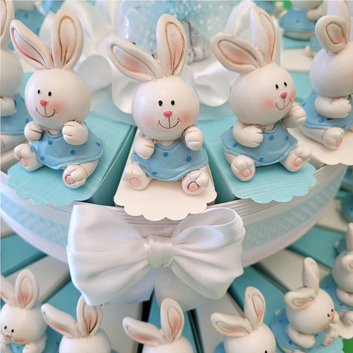 Torta bomboniera azzurra con coniglietti