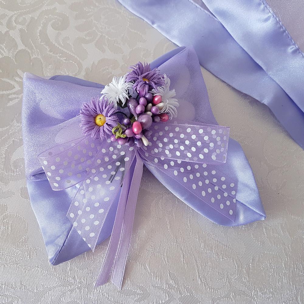 porta confetti lilla a forma di fiocco con decorazione e completo di confetti e bigliettino