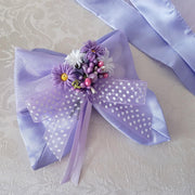 porta confetti lilla a forma di fiocco con decorazione e completo di confetti e bigliettino