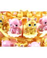 Particolare della torta con animaletti colorati girl